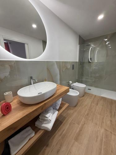 een badkamer met een wastafel en een toilet bij LIONS ROOMS Augusta in Augusta