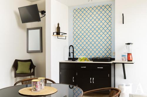 a kitchen with a sink and a table with chairs at Hospedaje Aldana - Apartamento AMAL zona centro in Tuxpan de Rodríguez Cano
