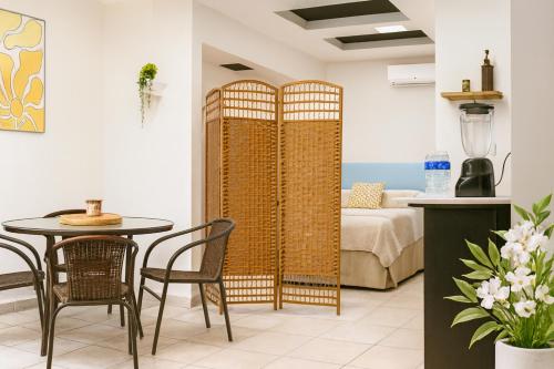 a room with a table and chairs and a couch at Hospedaje Aldana - Apartamento AMAL zona centro in Tuxpan de Rodríguez Cano