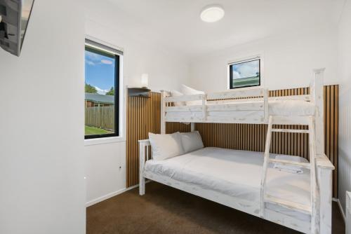 Rúm í herbergi á Central Wanaka Escape - Views of Lake and Mountains