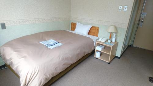 سرير أو أسرّة في غرفة في Hotel Himeji Hills