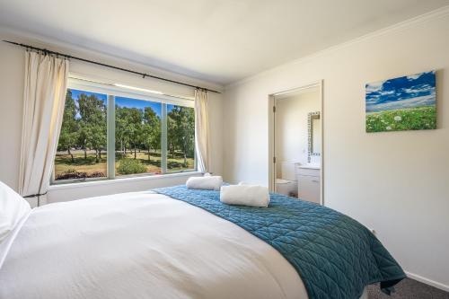 Una cama o camas en una habitación de Hedditch Hideaway