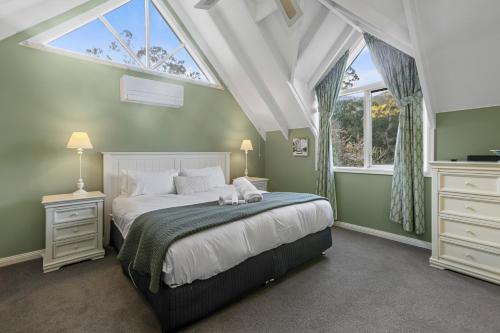 una camera da letto con un letto e una grande finestra di Plum Retreat a Apollo Bay