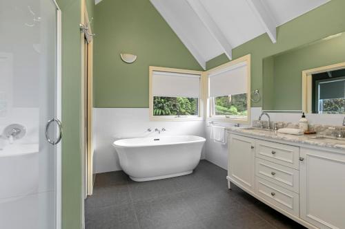 un bagno con vasca, due lavandini e doccia di Plum Retreat a Apollo Bay