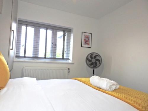 Postel nebo postele na pokoji v ubytování Stylish 2-Bedroom 2-Bath Apartment Easy Parking