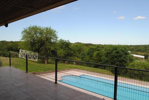 Blick auf einen Swimmingpool hinter einem Zaun in der Unterkunft La Dominga in La Granja