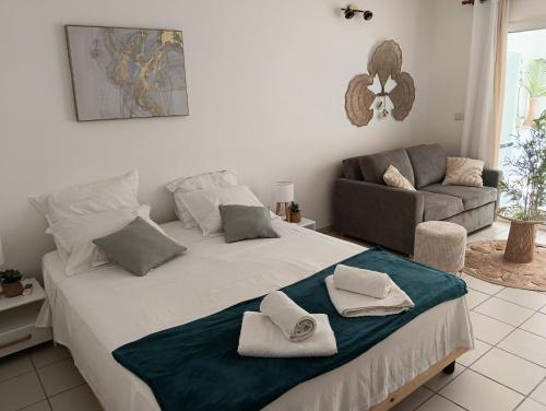 Postel nebo postele na pokoji v ubytování Rêve Créole, accès piscine, plage et golf