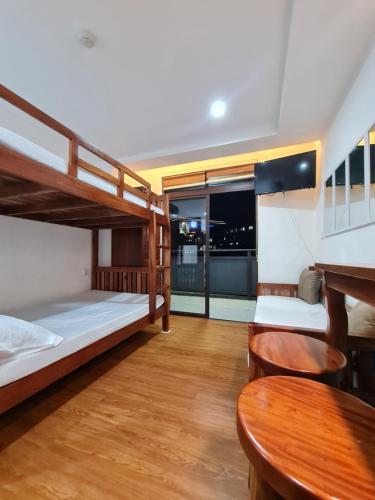 una stanza con due letti a castello e un tavolo di Upper Room Megatower III a Baguio