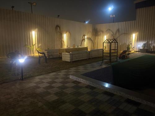 Een man maakt 's nachts een foto van een terras. bij The Paradise farm stay in Ghaziabad