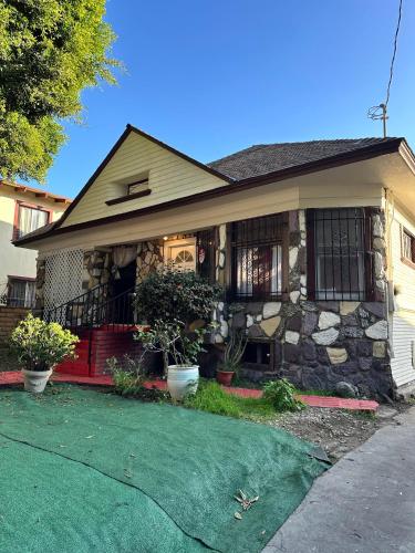 Gallery image of Naryn Guest House 3 in Los Angeles