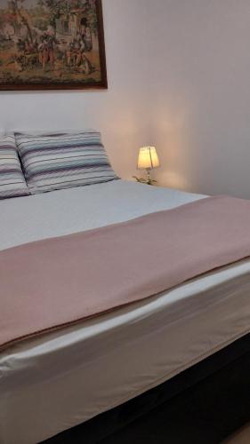 Ένα ή περισσότερα κρεβάτια σε δωμάτιο στο Apartamento confortável no Canto do Forte