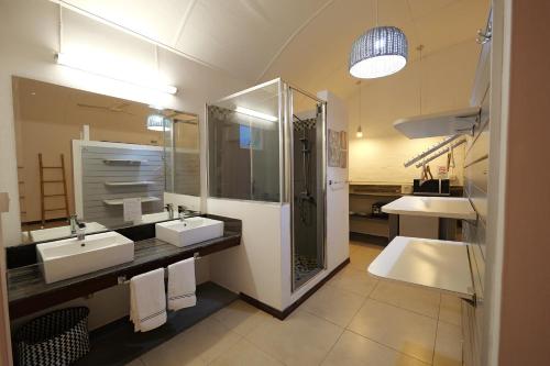 Un baño de Vanilla Village Bohemian House