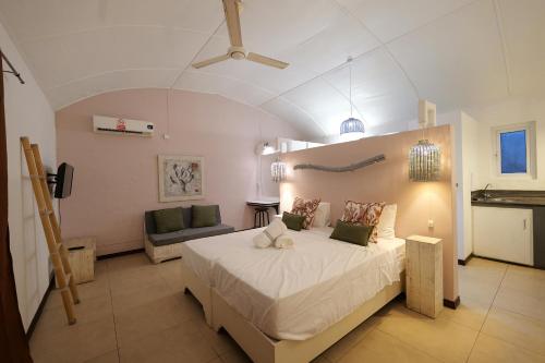 Una cama o camas en una habitación de Vanilla Village Bohemian House