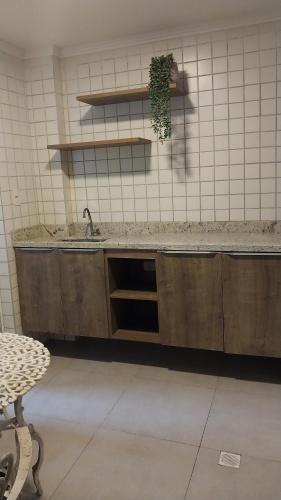 Η κουζίνα ή μικρή κουζίνα στο Apartamento confortável no Canto do Forte