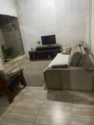 Μια τηλεόραση ή/και κέντρο ψυχαγωγίας στο Casa a 3 minutos andando para a lagoa da praia do sudoeste