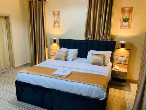 ein Schlafzimmer mit einem großen Bett in einem Zimmer in der Unterkunft Clear Gates Hotel in Ekete