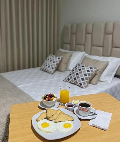 een ontbijttafel met eieren en toast op een bed bij Hotel Shumaq Yungay in Yungay
