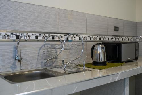 een aanrecht met een spoelbak en een magnetron bij Hotel Shumaq Yungay in Yungay