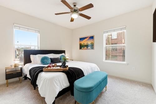 En eller flere senge i et værelse på Beltline Bliss - Vibrant Atlanta Getaway