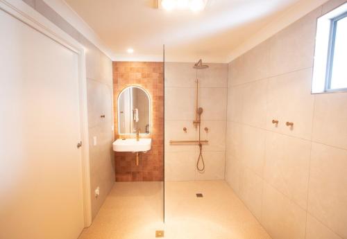 Koupelna v ubytování The Alluna Motel, an Ascend Collection Hotel