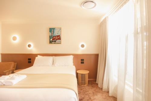 Postel nebo postele na pokoji v ubytování The Alluna Motel, an Ascend Collection Hotel