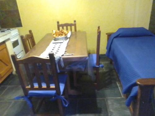 ein Esstisch mit Stühlen und einer Tastatur darauf in der Unterkunft Cabañas Ojo de Agua in Trapiche