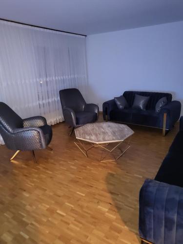 ein Wohnzimmer mit Sofas und einem Couchtisch in der Unterkunft Le relais du Marronnier in Grandsivaz