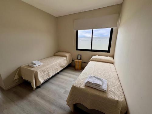 una stanza con due letti e una finestra di Casa Cibelli a Rufino