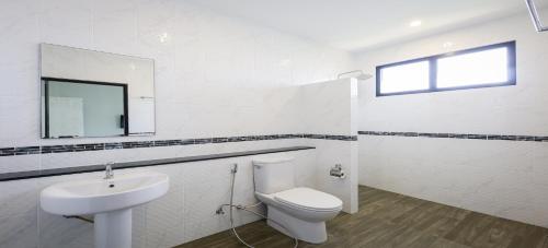 Nua Tone Pool Villa I Mountain View I Bangtao Beach في Ban Thalat Choeng Thale: حمام أبيض مع مرحاض ومغسلة