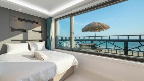 Postel nebo postele na pokoji v ubytování Gangneung Badauibyeol Pension