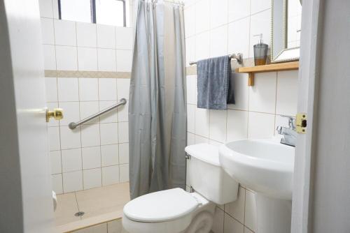 Phòng tắm tại Descanso y compras en Zona Río frontera cercana