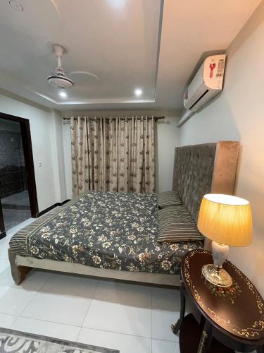 En eller flere senge i et værelse på Behria phase 8 business district