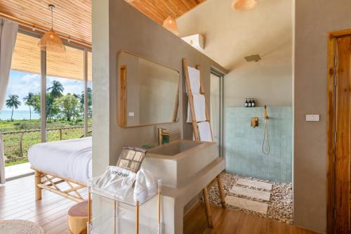 Villa Dana - 2BR Sea View and 1 Studio Room في Hua Thanon Beach: حمام مع حوض ودش وسرير