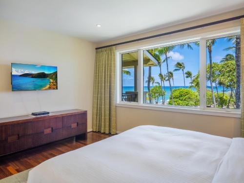 une chambre avec un lit et une grande fenêtre dans l'établissement 3-Bed Villa 306 at Turtle Bay, à Kawela Bay