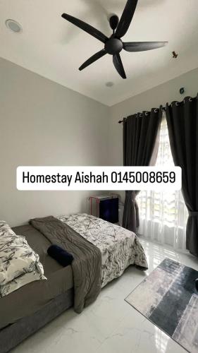 ein Schlafzimmer mit Bett und Deckenventilator in der Unterkunft Homestay Aishah in Kota Bharu