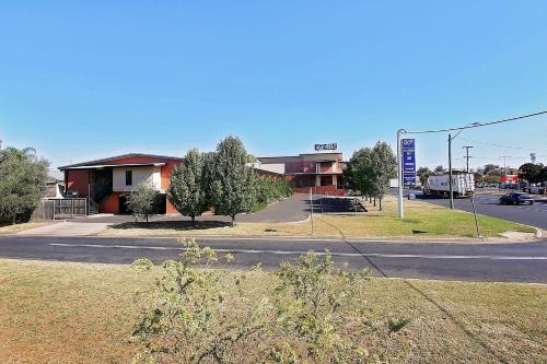 an intersection of a street with a gas station at Forbes Victoria Inn in Forbes