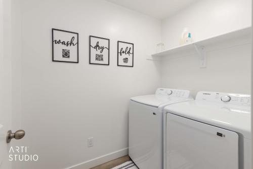 lavandería con lavadora y 3 cuadros en la pared en Utah County Lake View Retreat, en Lehi