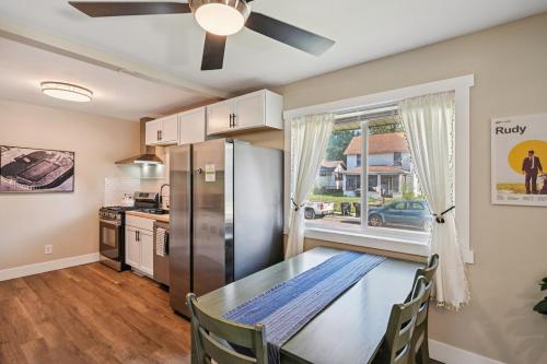 eine Küche mit einem Esstisch und einem Fenster in der Unterkunft Renovated 2BR Home Near Notre Dame & Eddy St in South Bend
