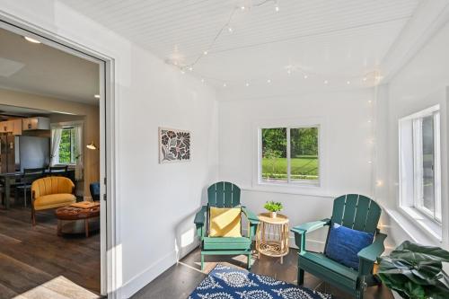 ein Wohnzimmer mit zwei Stühlen und einem Tisch in der Unterkunft Renovated 2BR Home Near Notre Dame & Eddy St in South Bend