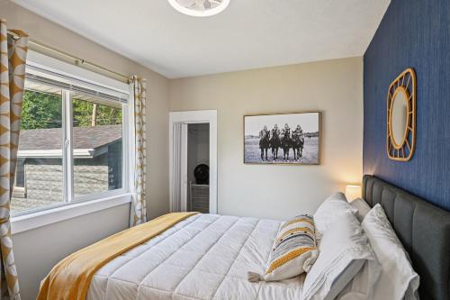 Postel nebo postele na pokoji v ubytování Renovated 2BR Home Near Notre Dame & Eddy St