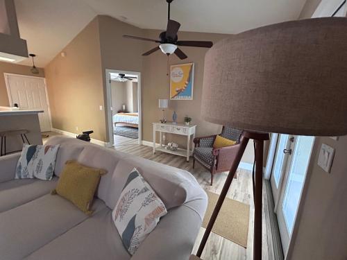 ein Wohnzimmer mit einem weißen Sofa und einem Deckenventilator in der Unterkunft Great Location in North Port
