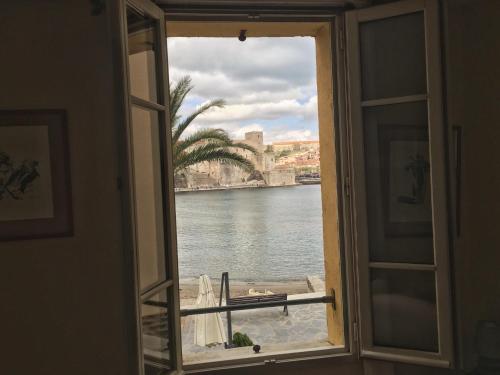 una ventana con vistas a una masa de agua en Résidence Collioure Plage en Collioure