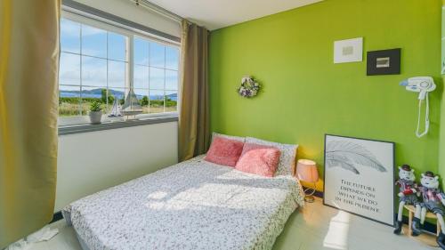 Postel nebo postele na pokoji v ubytování Ganghwa Rodemhouse Pension