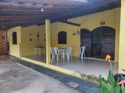 een patio met stoelen en een tafel in een huis bij Casa da Vila in Saquarema