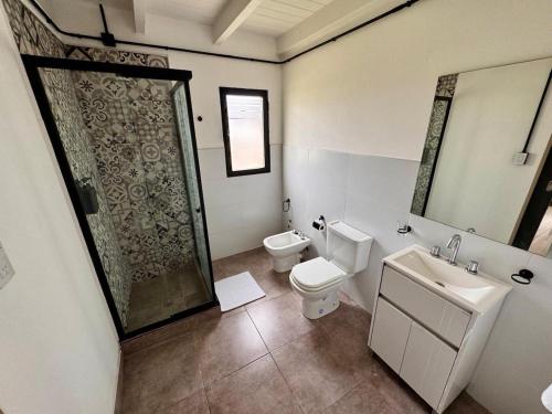 un bagno con doccia, WC e lavandino di Casa Cibelli a Rufino