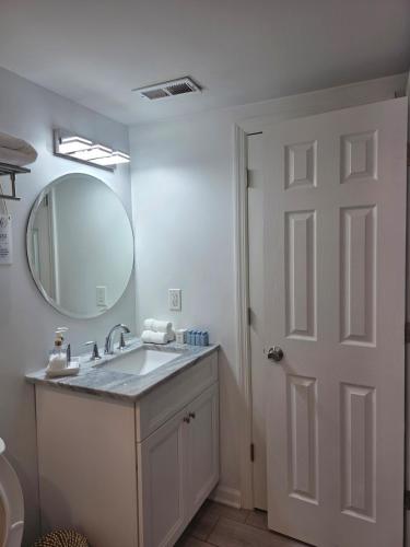 ein Badezimmer mit Waschbecken und Spiegel in der Unterkunft Cozy Apartment in Union NJ, close to NYC in Union