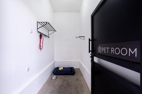 een kamer met een basketbalring en een tas bij Momo Villa Bandung in Bandung