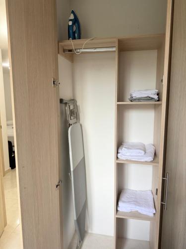 een kast met een open deur, met handdoeken en een spiegel erin. bij Apartamento Mallorca in Mirolindo