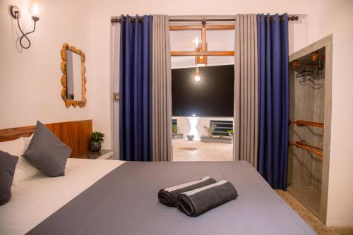 Postel nebo postele na pokoji v ubytování Hiriketiya First In Rest