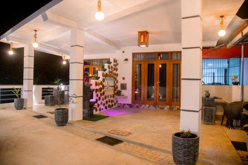 TV a/nebo společenská místnost v ubytování Hiriketiya First In Rest